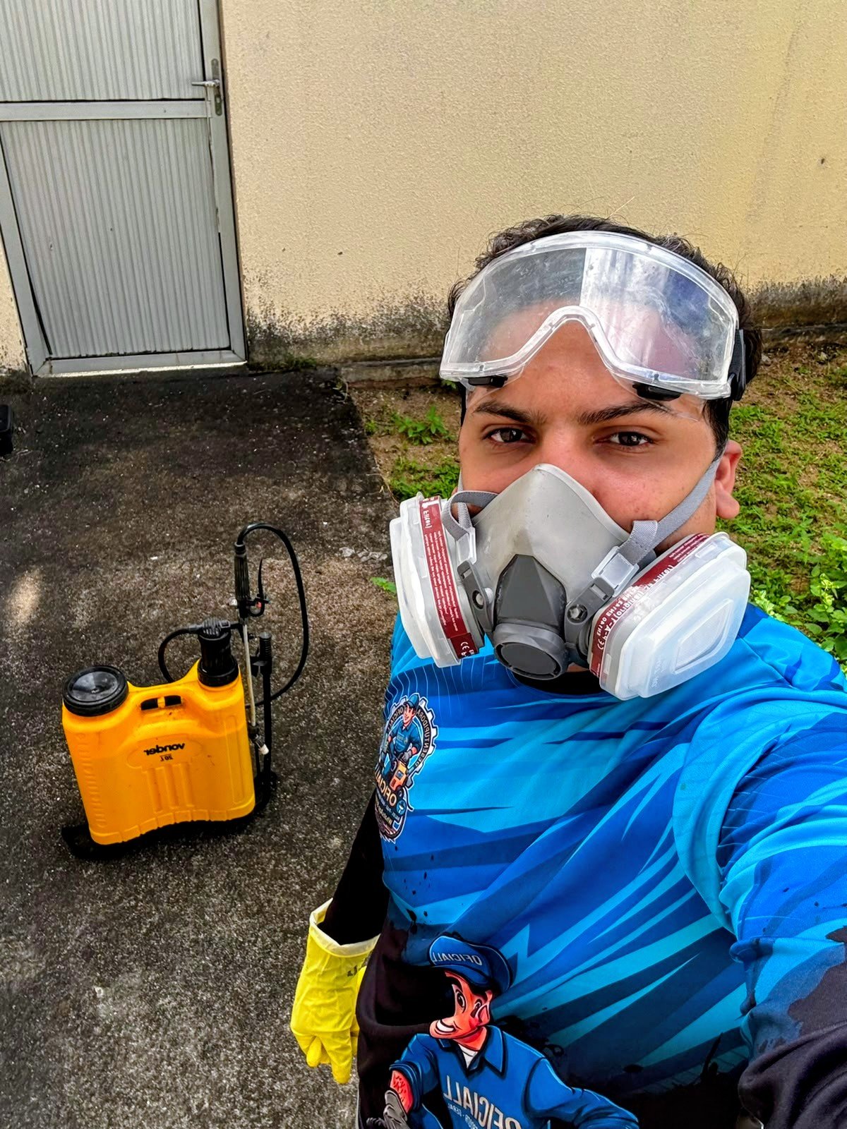 Profissional equipado para dedetização