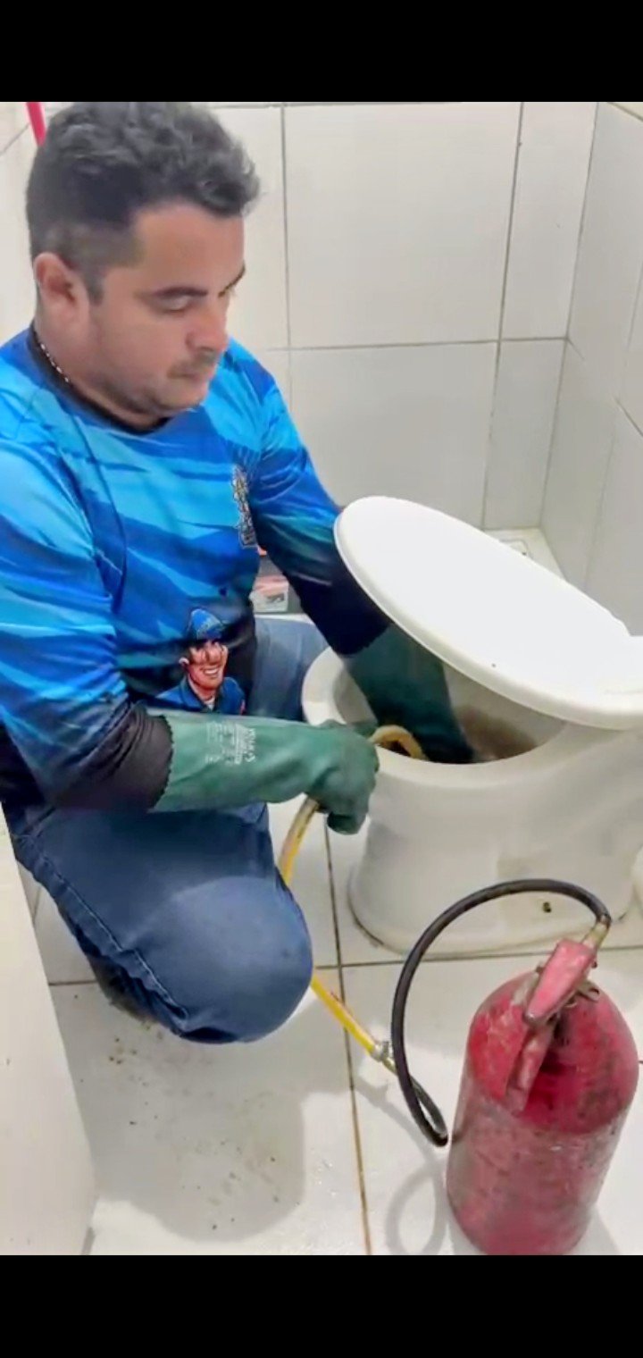 Profissional realizando serviço hidráulico